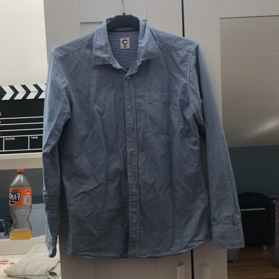 Blå och vit skjorta