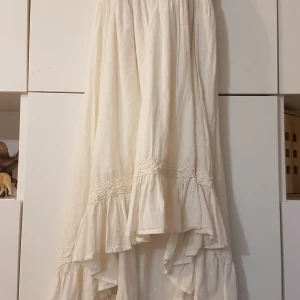 klänning 158 - fin vit klänning som passat till tex midsommar              passar mig då jag brukar ha på min xs-s och är 172 cm