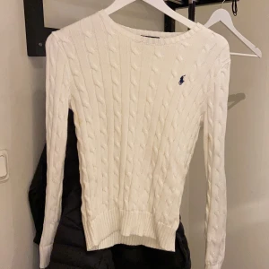 Ralph lauren kabel stickad tröja dam xs - Äkta. Stort sätt helt ny, har provat bara. Ligger bara i garderoben därför den ska säljas. Den är i xs men passar absolut s. Köpte för 1300kr. Skriv bud. ☺️