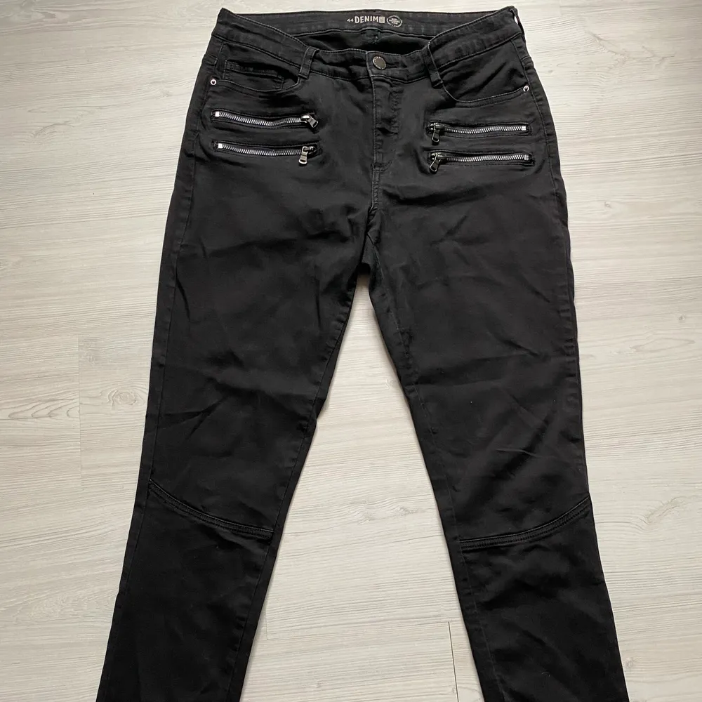 Svarta stretchiga slim jeans med dragkedsdetaljer på framsidan från KappAhl:) Frakt: 60kr. Jeans & Byxor.