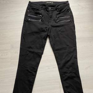 Svarta stretchiga slim jeans med dragkedsdetaljer på framsidan från KappAhl:) Frakt: 60kr