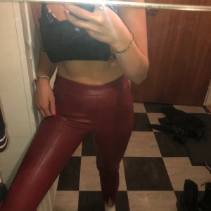 Röda skinnbrallor zara - Skitsnygga röda skinnbrallor från zara säljs då jag tröttnat på dem.