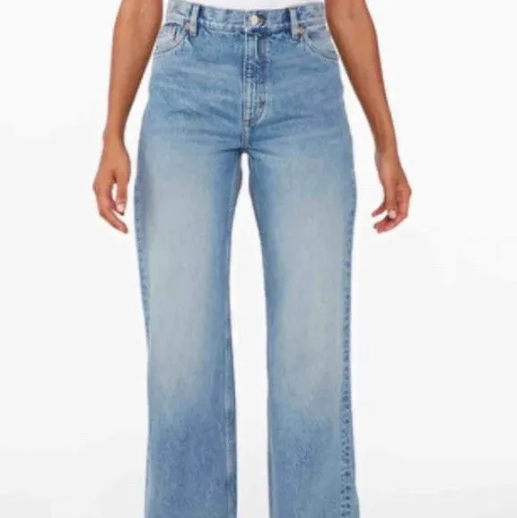 Säljer mina älskade ”yoko mid blue jeans” från monki då de tyvärr inte kommer till användning längre. De är använda en del men har inga slitningar eller liknande. Frakten står du för, 66kr💞🦋. Jeans & Byxor.