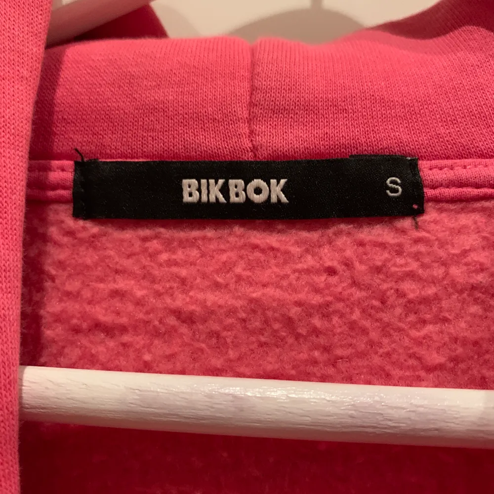 Jättefin rosa hoddie i storlek S från BIKBOK. Jättefint skick. Säljer för 25 kr + frakt . Hoodies.