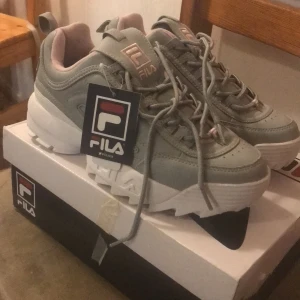 Fila disruptor strl 38,5 - Inköp från jd sport, aldrig använda. Möts bara upp i göteborg fraktar ej