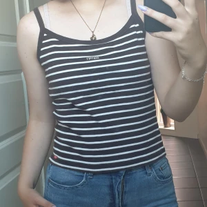 Randigt esprit linne  - Brun/vit randigt esprit linne i fint skick. Storlek L men jag är storlek S/M och ni ser hur den sitter på mig.