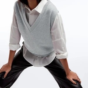 Väst - Säljer denna slutsålda svin snygga västen från zara! Använd ungefär två gånger så som ny💞💞💞💞 200kr JÄYTE snygg att ha som den är eller med en skjorta eller t-stiget under!!!!!