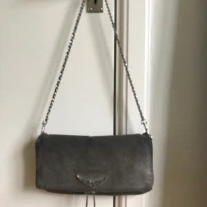 Zadig & Voltaire väska - Säljer min Zadig & Voltaire väska, pga behöver pengar. Den är i fint skick och pris kan diskuteras. Kan skicka fler bilder om det önskas💓