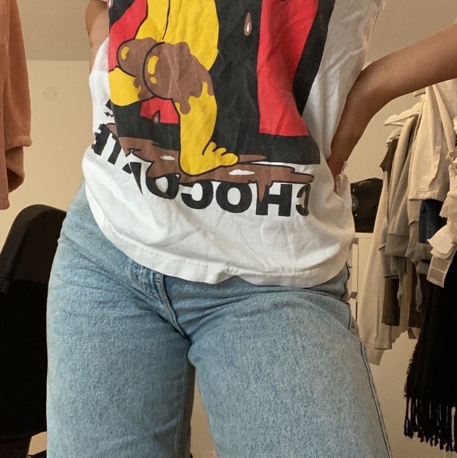 En rolig och söt t-shirt med The Simpsons tema tryck på framsida och logga på nedre baksida. Storlek XS/S. Ser lite skrynklig ut men går såklart att stryka!✨ Kan mötas upp var som i Skåne annars står köparen för frakt! Hör av dig för mer info/bilder💖. T-shirts.