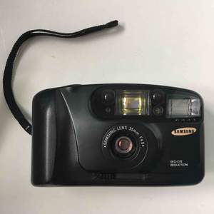 Säljer en till kamera från min samling. Samsung Af-333. Analog kompaktkamera, använder 35mm film. Blixt finns. Liten & behändig!