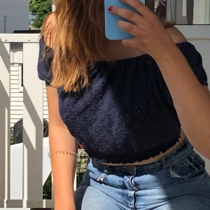 Hollister topp marin blå - Jättefin tröja köpt på Hollister. Det är en magtröja som man kan ha både off-shoulder men även som vanligt. Köparen står för frakten :)