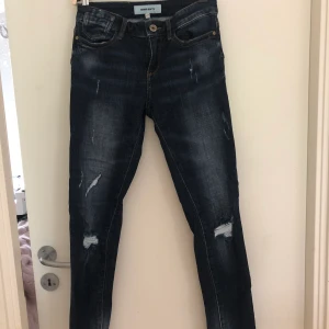 Jeans från Miss Sixty  - Köpta i Italien för ca två år sedan, men aldrig använda. Snygga dragkedje-detaljer längst ner på benen. Storlek 23.❤️ Vid köp står köparen för frakt eller så möts vi upp i kvarnby. 