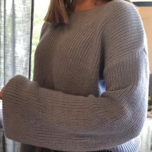 Ljusblå tröja, vida armar - Ljusblå, stickar tröja från NAKD med vida armar i nyskick! St. XXS men är större i storleken 