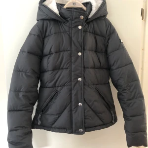 Hollister Jacka storlek XS - Jackan köptes för ca 2 år sedan men blev aldrig använd, den är därför i väldigt fint skick☺️. Nypris ca 800. Mörkgrå med supermjukt Teddy-fluff inuti huva och i hela jackan!❤️ Vid köp står köparen för frakt eller så går det att mötas upp i Kvarnby.
