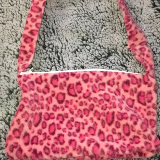 En egengjord rosa leopard väska, köpt från plick för ungefär 2 månader sen! Använd några gånger. Säljer pga att jag sällan använder den längre. BUDET ÄR NU PÅ 100KR PLUS FRAKT!!. Väskor.