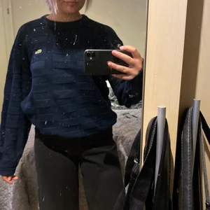 Lacostetröja - En Lacostetröja i mycket bra skick. Marinblå med ett ribbat tyg. Bekväm och sitter bra.