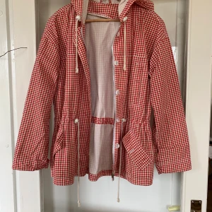 Rutig jacka - Picknickjacka, gå i skogen jacka, plockasvampjacka, klappaenhästjacka. Fin vintage anorak/jacka! 263kr inkl spårbar frakt