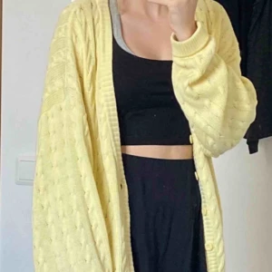  - En jättefin ljusgul cardigan köpt second hand. Den sitter oversized på mig som i vanliga fall är en S. Tyvärr kommer den inte till användning vilket är varför jag säljer den. Endast använd vid några enstaka tillfällen.   Möts upp i Stockholm.