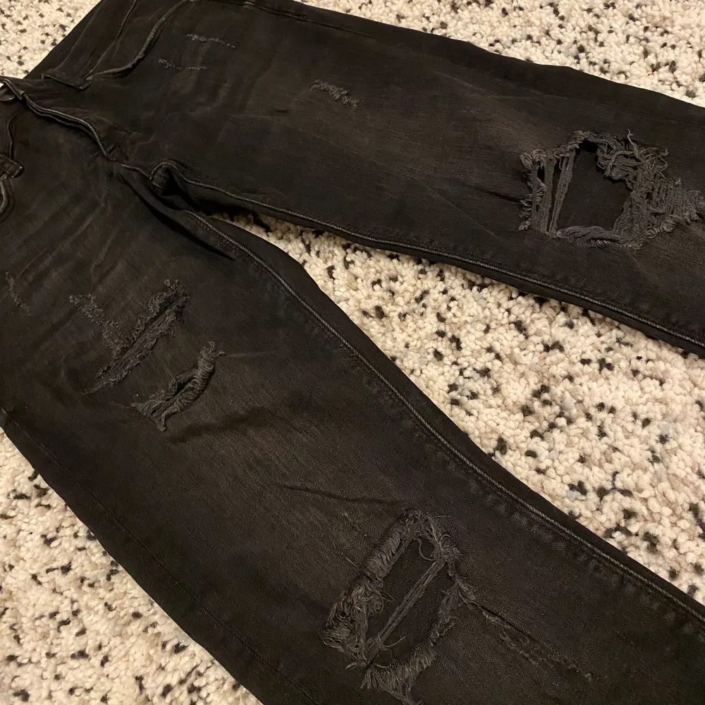 Helt oanvända och nya svarta slitna jeans ifrån River Island. Dessa jeans är endast testade och ALDRIG använda, dock är prislappen ej kvar. Köptes på River Island i Mall Of Scandinavia. FRI FRAKT!. Jeans & Byxor.