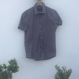 Calvin Klein skjorta - Riktigt cool t-shirt skjorta från det klassiska märket Calvin Klein. Storleken är L men passar mig bra som har M i andra skjortor. 