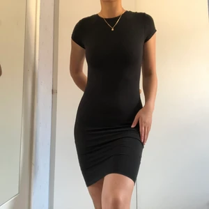Svart bodycon trikå - En supersnygg bodycon klänning i skönt trikåmaterial som tyvärr bara har kommit till användning en gång pga. att jag jobbat de flesta somrar. Älskar dock hur denna klänning framhäver kurvorna😍