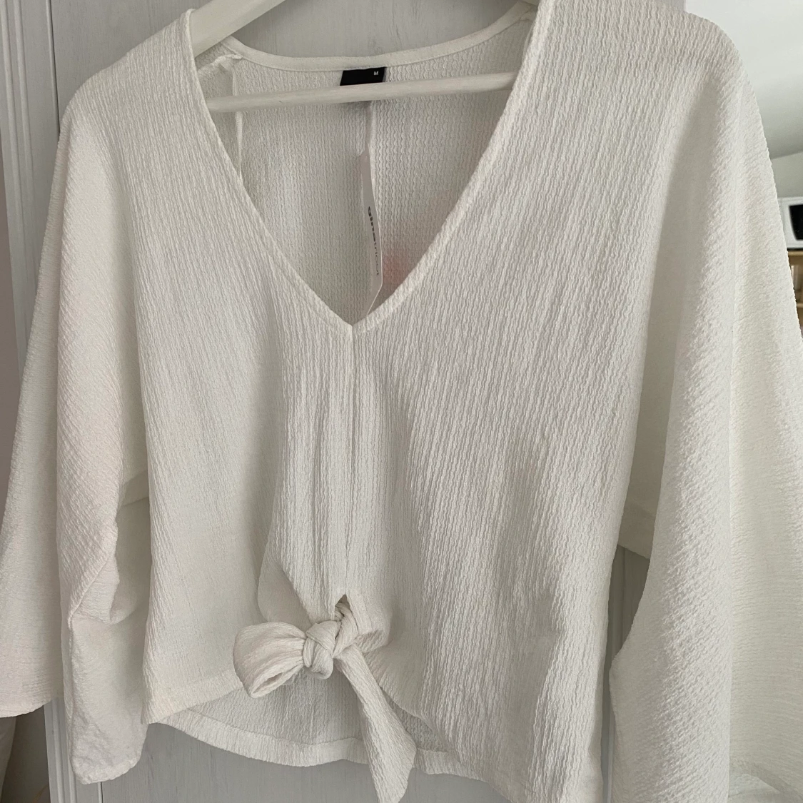 Vit topp med knytning