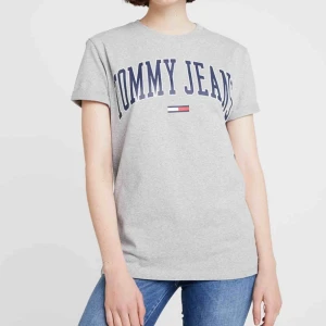  - Oanvänd Tommy hilfiger tröja som är köpt på zalando för 499 kr. Jag säljer den för 180kr. Köparen står för frakt ❤️
