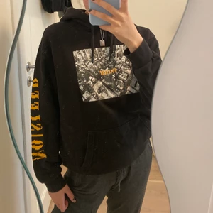 Hoodie med tryck - Fråga gärna om du undrar något🖤OBS! De är spegeln som är smutsigt inte tröjan.