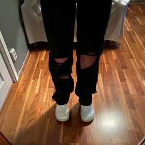 Boohoo - Säljer dessa byxor då de inte kommer till användning. Har använt de va 2 gånger därav mkt fint skick. Jag är 166 och de är långa på mig. Hör av er för fler frågor eller frakt pris. Köparen står för frakten 😇