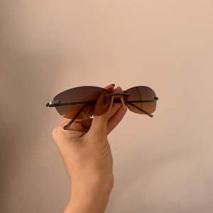 Ett par såååå snygga och trendiga solglasögon i perfekt skick ifrån märket ms & f!! Riktigt coola. Frakten är inkluderad i priset!