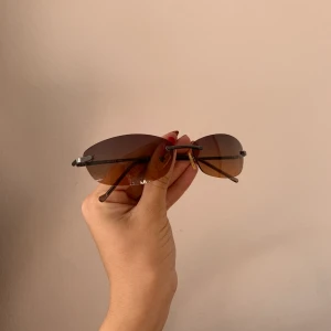 2000s glajjor - Ett par såååå snygga och trendiga solglasögon i perfekt skick ifrån märket ms & f!! Riktigt coola. Frakten är inkluderad i priset!