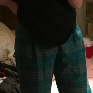 Rutiga kostymbyxor - Grön rutiga kostym byxor💕.                                       Frakt tillkommer på 63kr!!