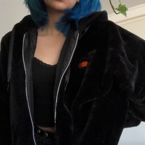 Ellesse faux fur jacka - En faux fur jacka från ellesse som tyvärr är lite för stor för mig :( Den är väldigt skön och i bra skick, använd ett fåtal gånger. Den som köper står för frakten! :,7