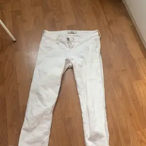 Vita jeans från hollister, litet hål fram, så på bild 3