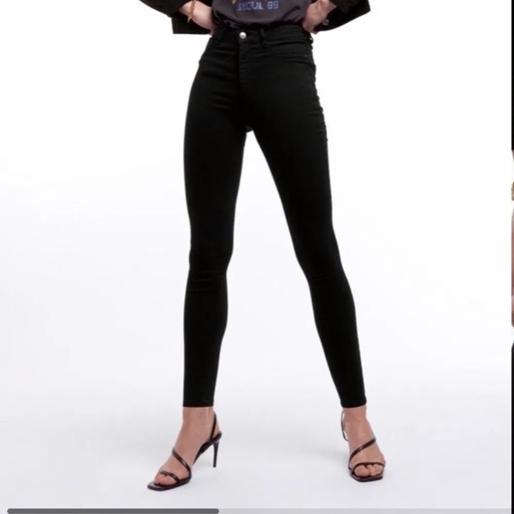Svarta Molly jeans från Gina i storlek M! Väldigt stretchiga. Använd ganska många gånger men är fortfarande i bra skick. Pris kan diskuteras! ✨. Jeans & Byxor.