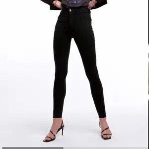 Svarta Molly jeans från Gina i storlek M! Väldigt stretchiga. Använd ganska många gånger men är fortfarande i bra skick. Pris kan diskuteras! ✨