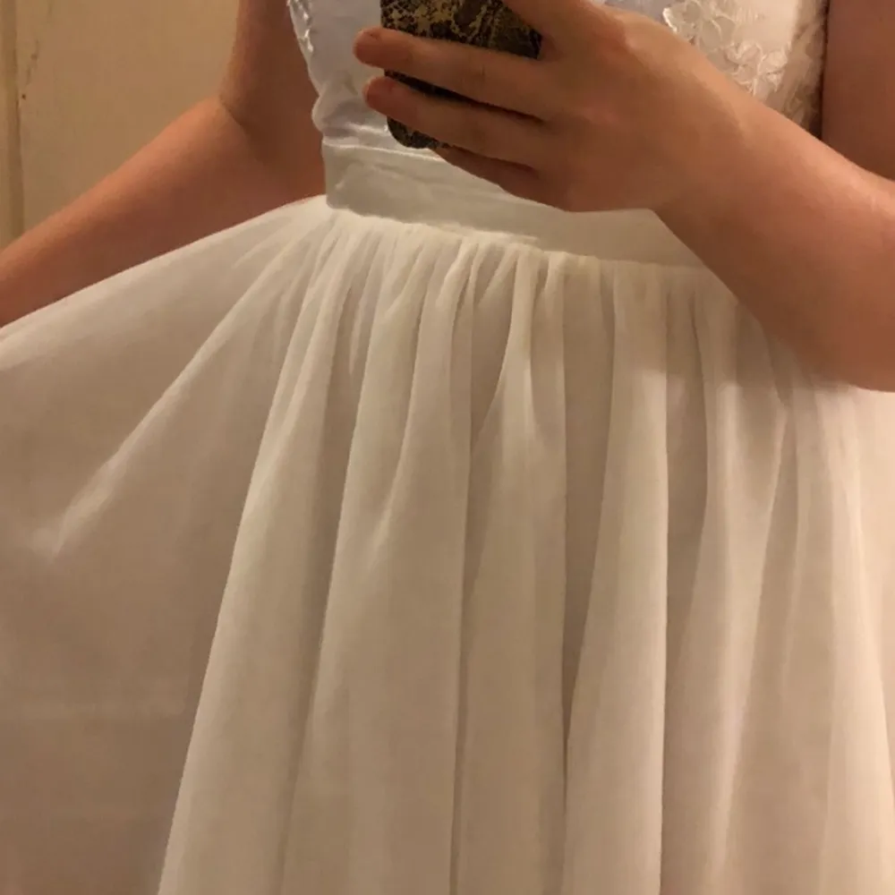 Hel Vit klänning som är helt ny, användes högts 2h till en skolavslutning. Den är vit, från bubbleroom. Prinsess kjol ner till knäna och broderade blommor på bröstet💞 storlek:36=Small //ny pris 800. Klänningar.