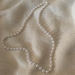 Pärlhalsband - Säljer detta pärlhalsband då jag aldrig använder det! Frakt ingår💗 