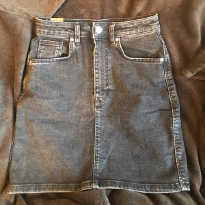 svart/grå zara kjol, storlek XS - använd endast 1 gång, från butiken zara, bra skick, kjolen kommer ungefär 15/20 cm över knänen, och jag är 164 cm lång, storlek XS. köpare betalar frakten