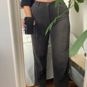 Corduroy/ Manchester byxor - Sköna manchester byxor från mango! Jag är själv 162 och de sitter croppat på mig! Köparen står för frakten💖