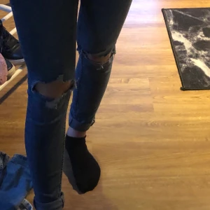 lager 157 skinny & ripped jeans. Strl S - Mörk blå skinnyjeans med knähål från lager 157 / snake. Köpta för 200:- och säljs endast för 75:- !!!✌🏼✌🏼✌🏼 superfina inga opassandehål, nyskick m.m🦋🦋🦋 skulle säga att jeansen skulle kunna vara strl M också. Kolla biograf för frakt m.m, andra frågor-dm:a☺