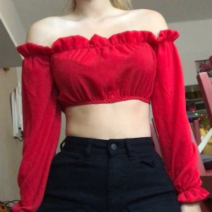 Röd gullig topp  - Röd och ganska gullig topp från boohoo. Dock rätt obekvämt material. 
