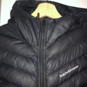 Peak Performance Jacka M  - Budet är i nuläget 330! Peak performance jacka i stoleken M använd en vinter! Dragkedjan är sönder på ena fickan & den är lite sönder då en knapp försvunnit där man drar.. bild finns ^ även ett litet jack i armen därav priset.