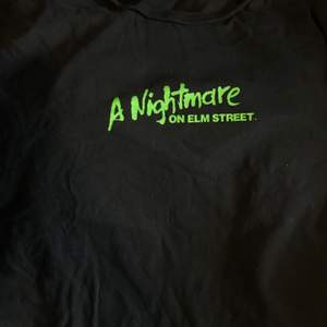 Tshirt med texten ”nightmare on elm street” på framsidan sen större tryck på baksidan, stl m använd några ggr men jättebra skick