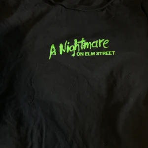 Tshirt nightmare on elm street - Tshirt med texten ”nightmare on elm street” på framsidan sen större tryck på baksidan, stl m använd några ggr men jättebra skick