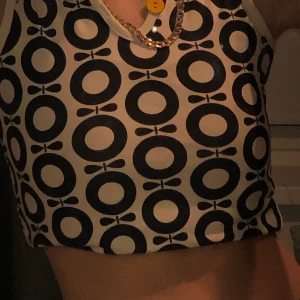 Crop top - Säljer detta jättgulliga linne från barnavdelningen! Jättefint men inte min stil. Frakt på 11kr tillkommer💗