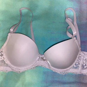 Vit BH - Aldrig använd, då jag köpte fel storlek. Skickar fler bilder om det önskas! Köparen står för frakten :)