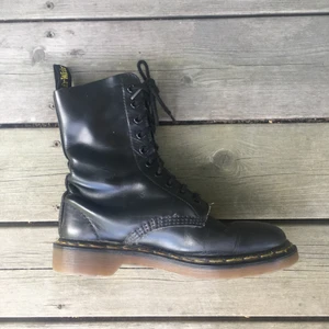 Dr. Martens stl 40/41 - Snygga, tidlösa Dr. Martens, storlek 41 (är mer som en liten 40/stor 39 enligt min åsikt). Bra skick! Möjlighet att komma förbi och prova finns. Säljer dom på grund av att de är för små för mig.