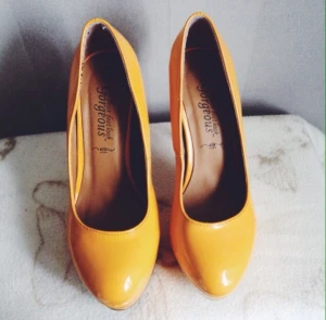  - Ett par riktigt snygga klackar som både passar halloween och utgång med tjejerna 👠