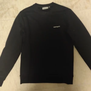 Carhartt wip sweatshirt - Svart carhartt sweatshirt i storlek s, bra skick säljer då den är för liten. Hör av er vid funderingar! Bud börjar på 300